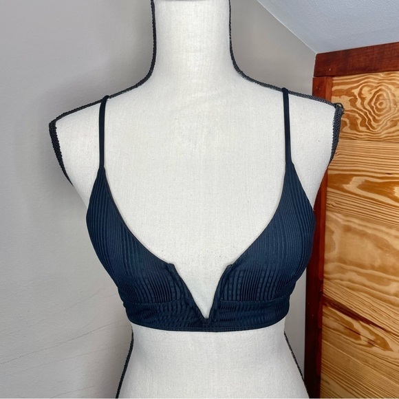 L*SPACE Pointelle Rib Siren Bikini Top in Black Small - Picture 3 of 11